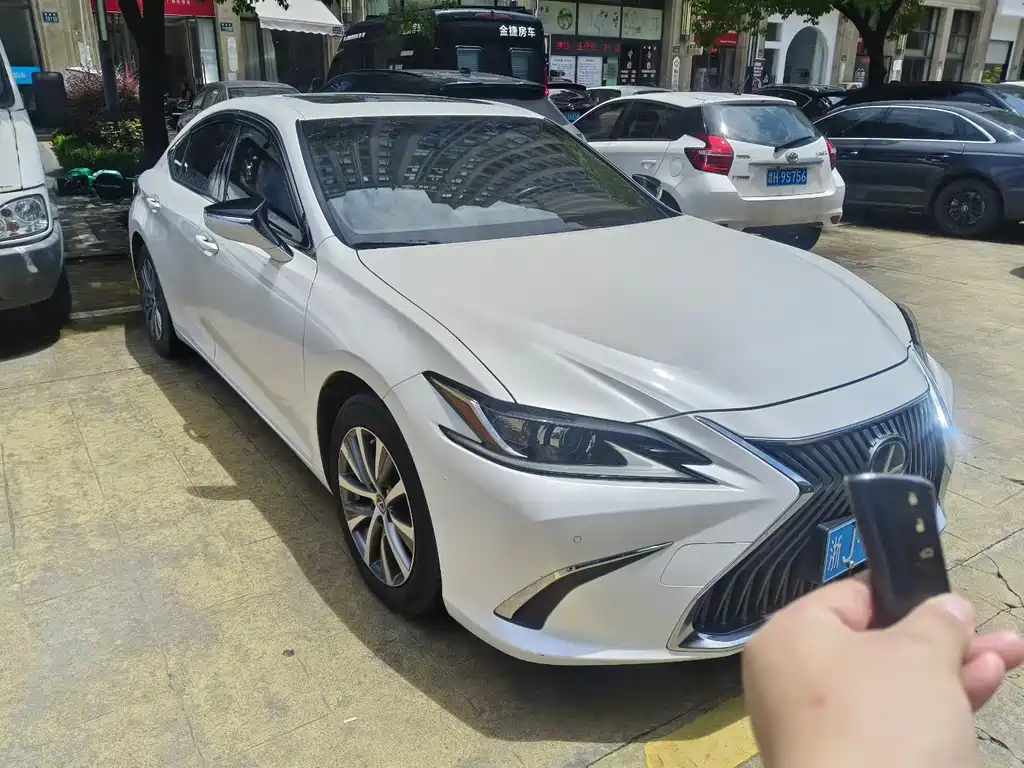 Lexus ES 2020 — фото 2