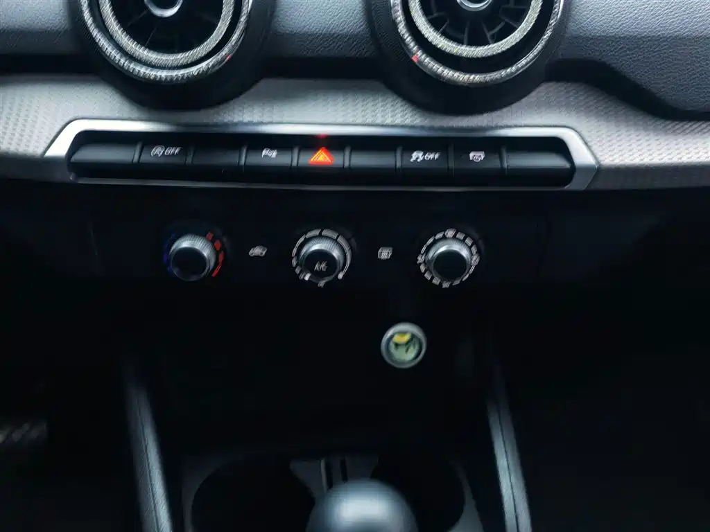 Audi Q2L 2021 — фото 14