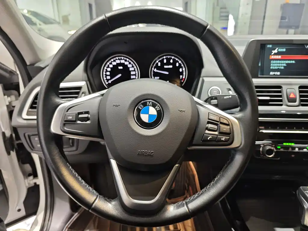 BMW 1 Series 2018 — фото 15