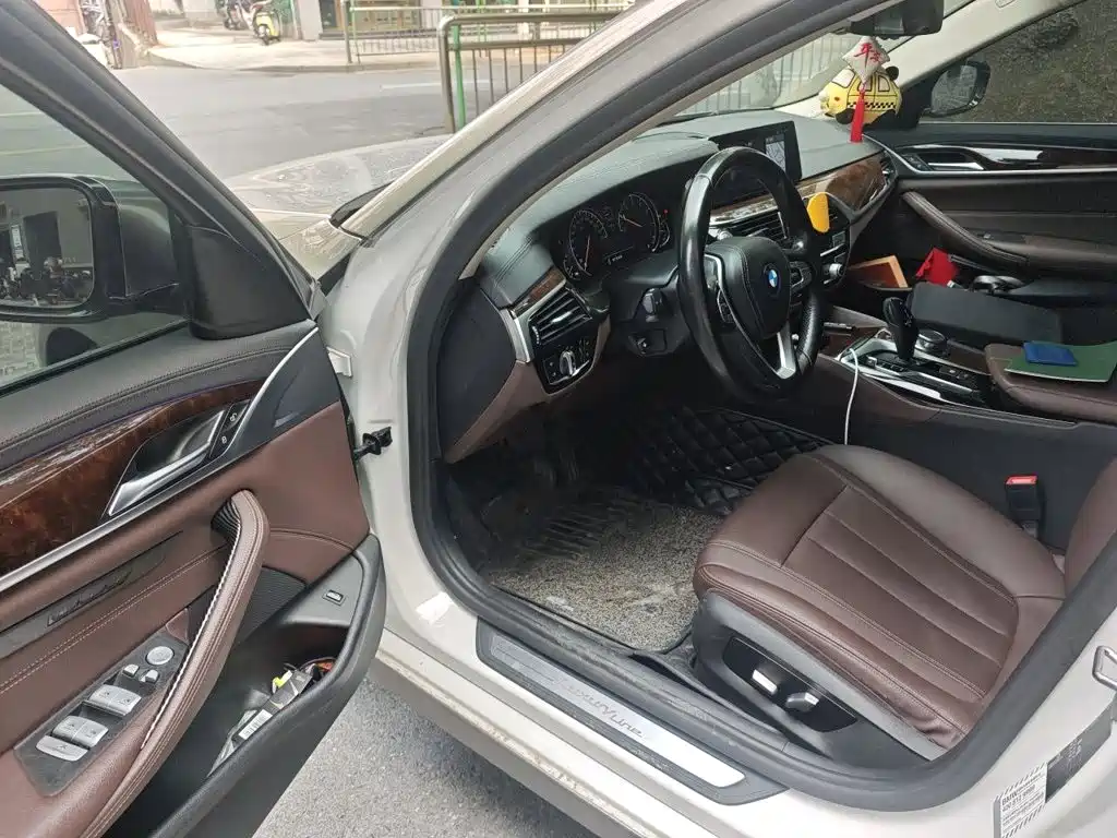 BMW 5 Series 2018 — фото 14