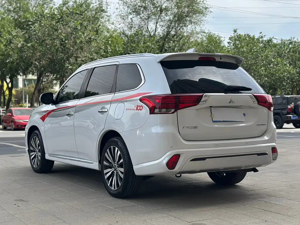 Mitsubishi Outlander 2022 — фото 14