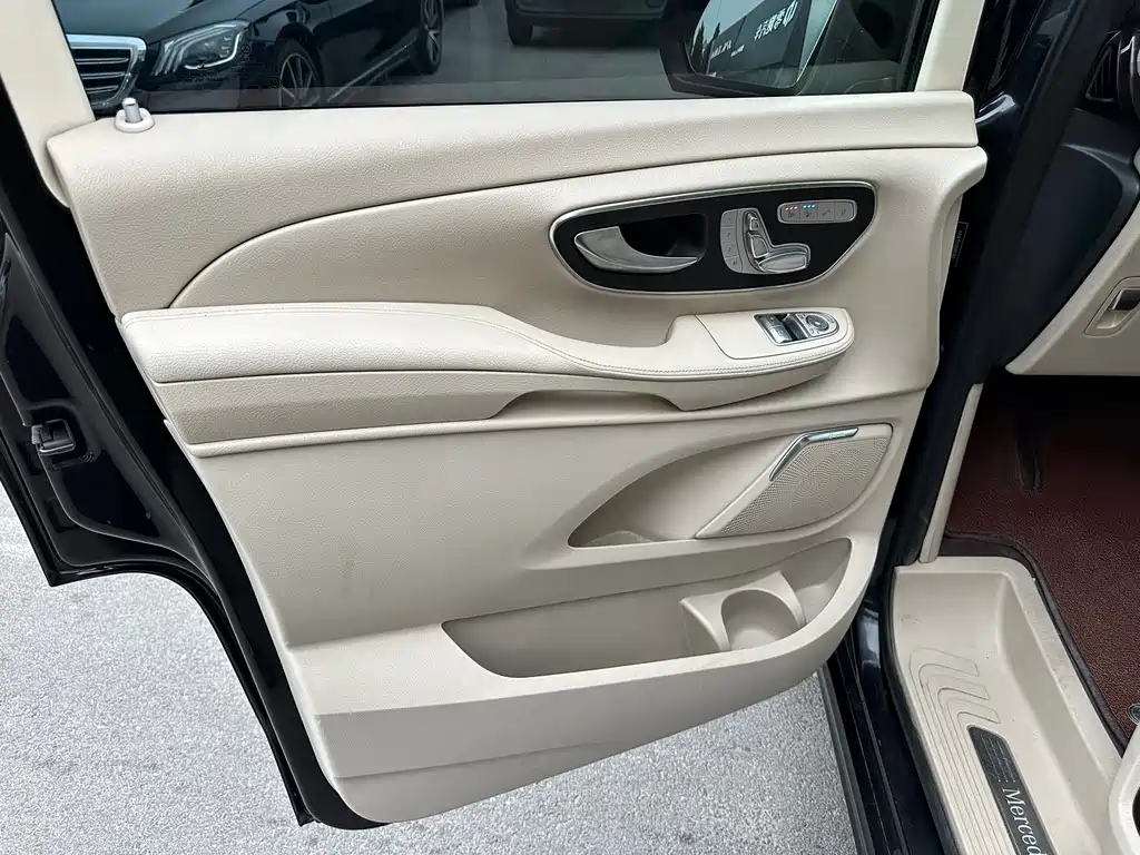 Mercedes-Benz V-Class 2016 — фото 15