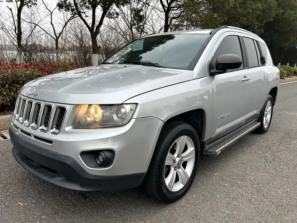 Jeep Compass 2012 — фото 1