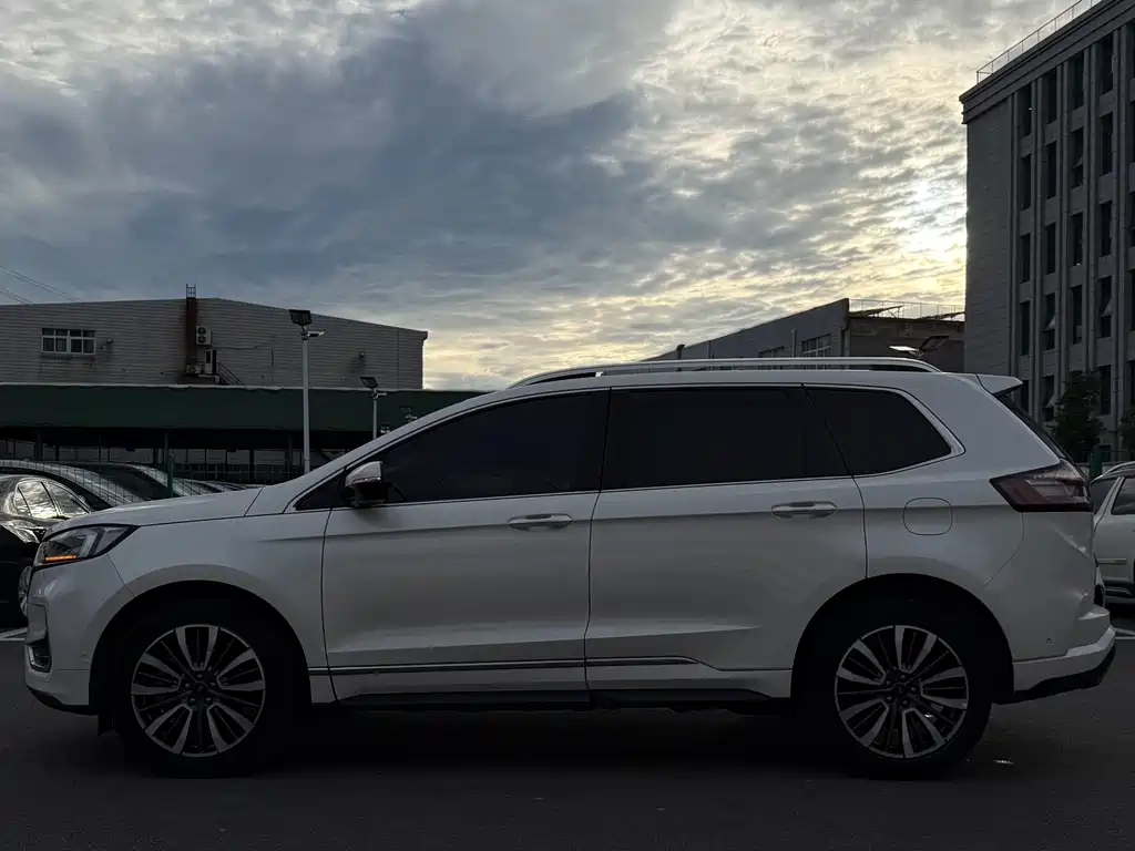 Ford Edge 2022 — фото 13