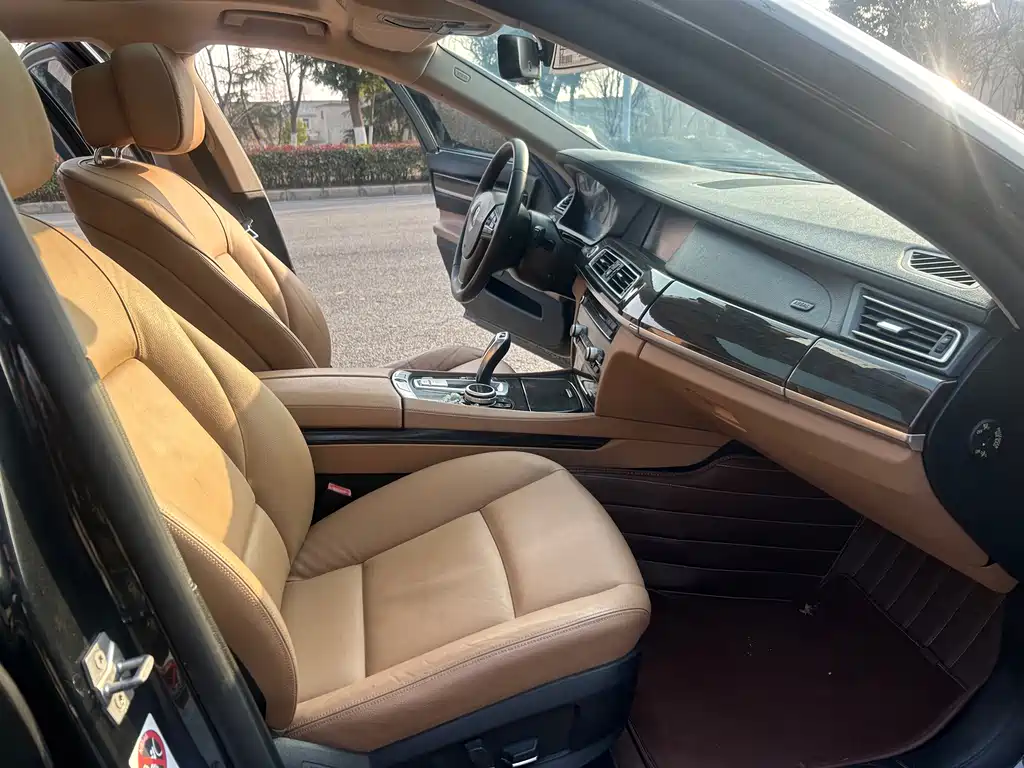BMW 7 Series 2012 — фото 14