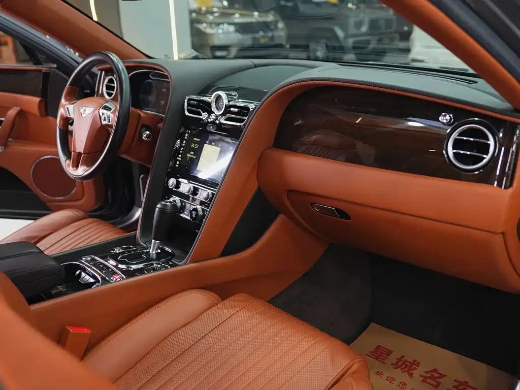 Bentley Flying Spur 2018 — фото 15