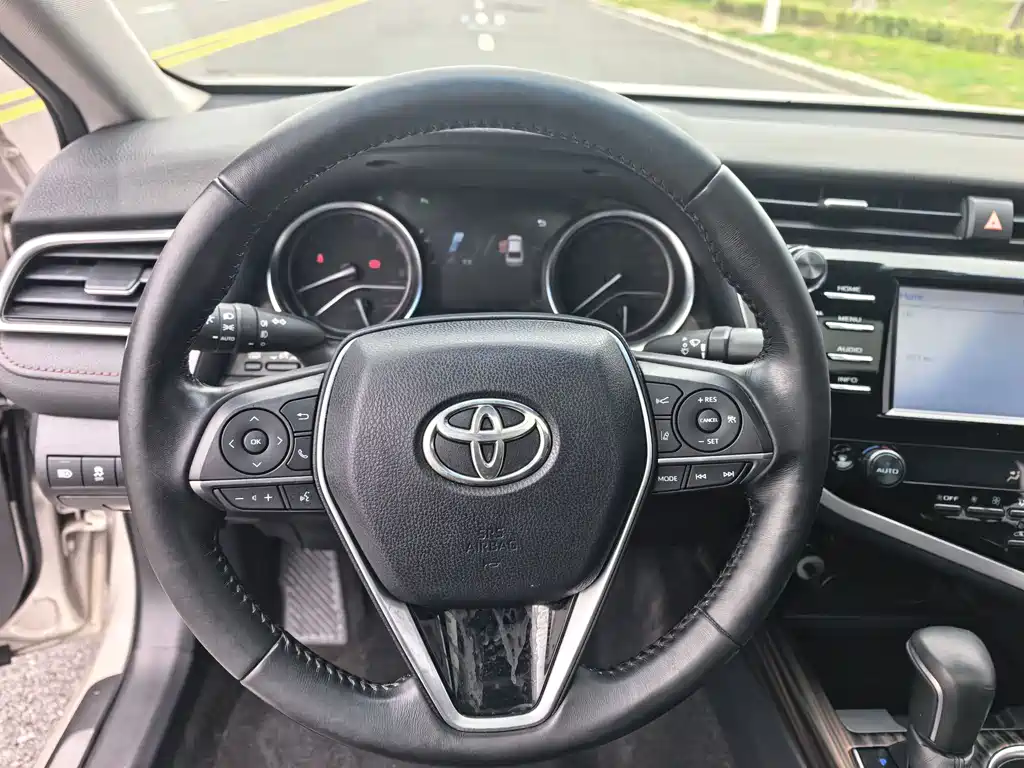 Toyota Camry 2018 — фото 6