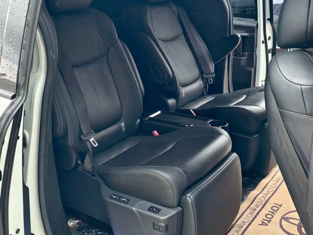 Toyota Sienna 2023 — фото 26