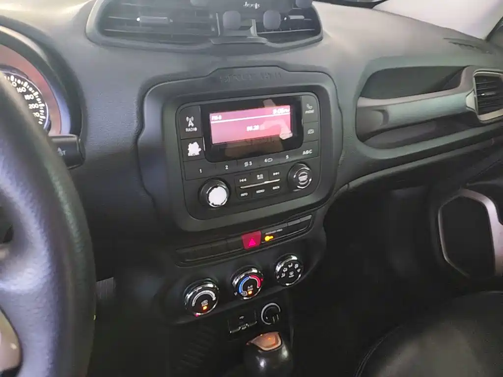 Jeep Renegade 2017 — фото 13