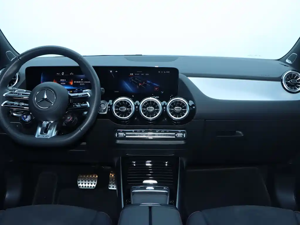 Mercedes-Benz GLA AMG 2025 — фото 7