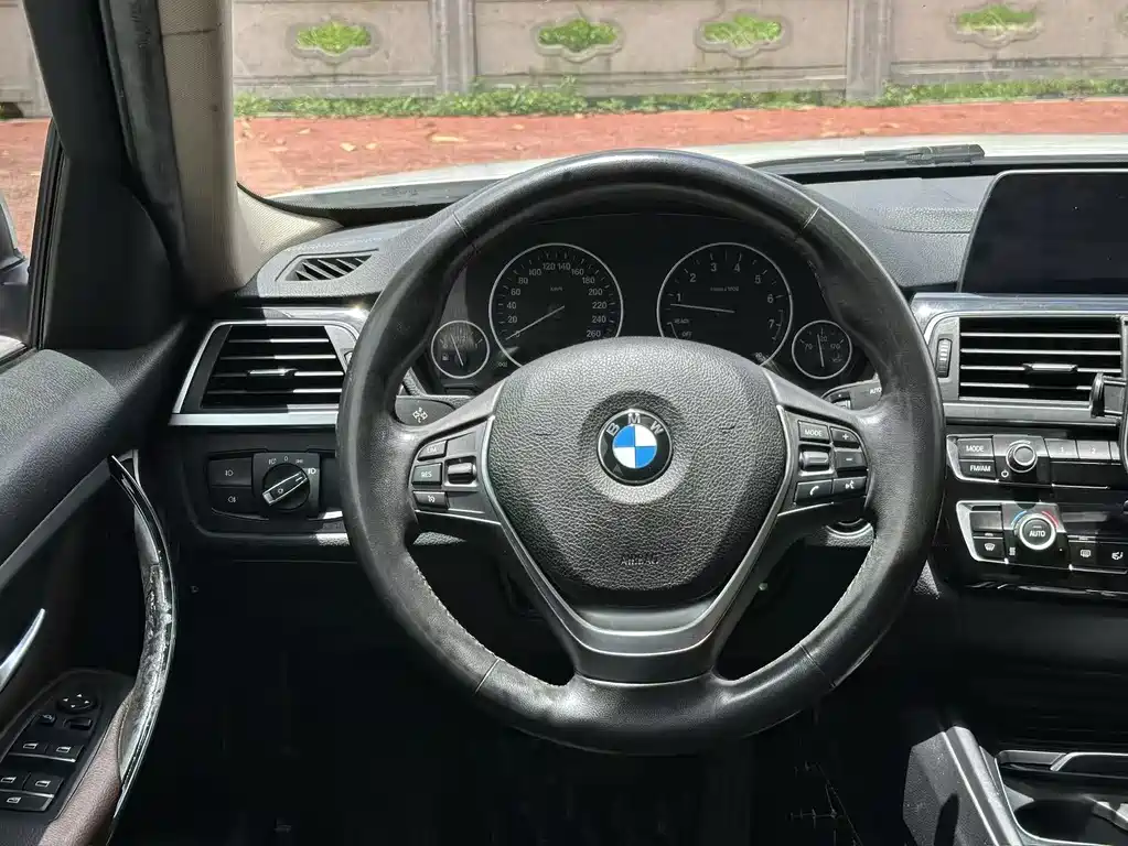 BMW 3 Series 2018 — фото 10