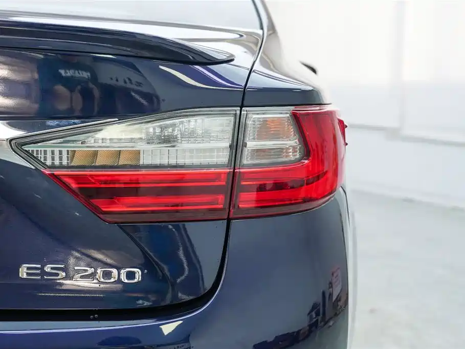 Lexus ES 2017 — фото 15