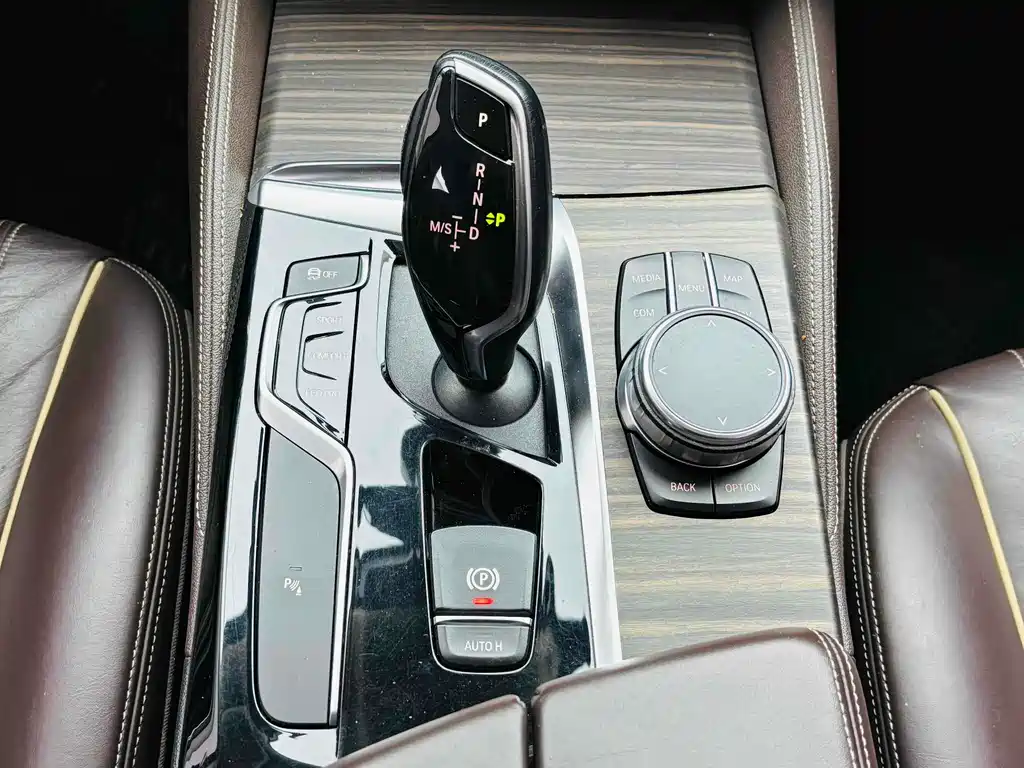 BMW 5 Series 2018 — фото 9