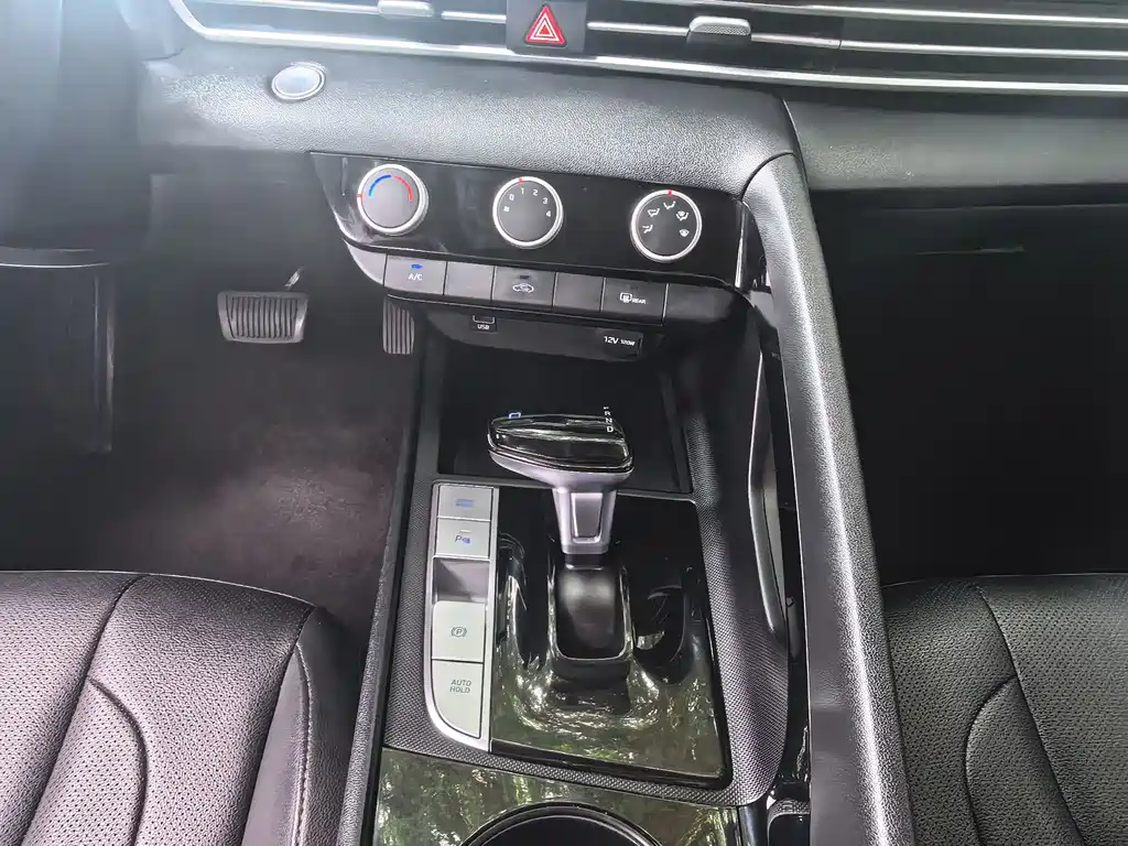 Hyundai Elantra 2023 — фото 12