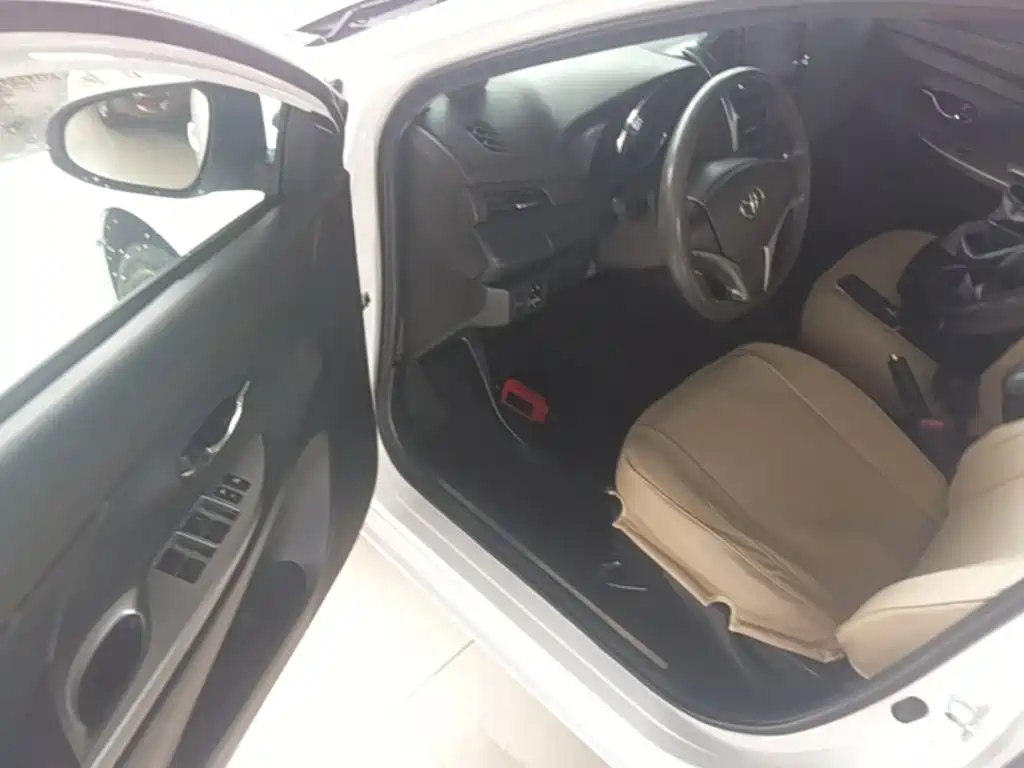 Toyota Yaris L 2015 — фото 16