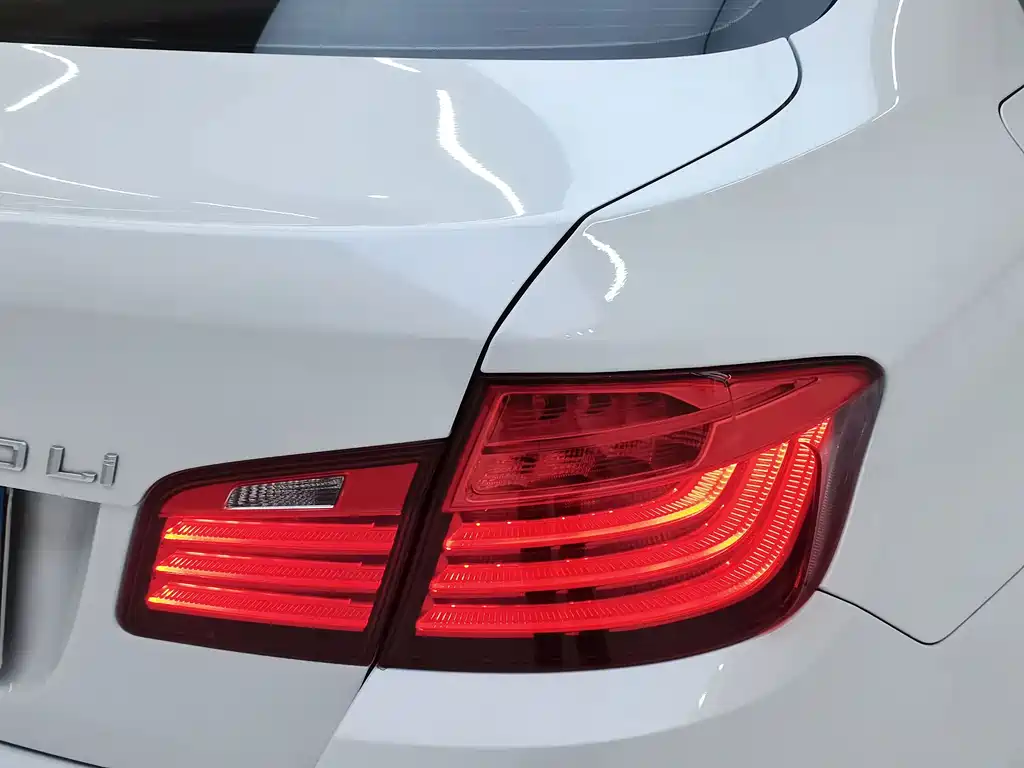 BMW 5 Series 2015 — фото 10