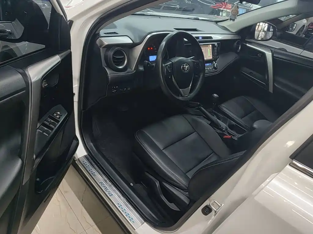Toyota RAV4 2017 — фото 16