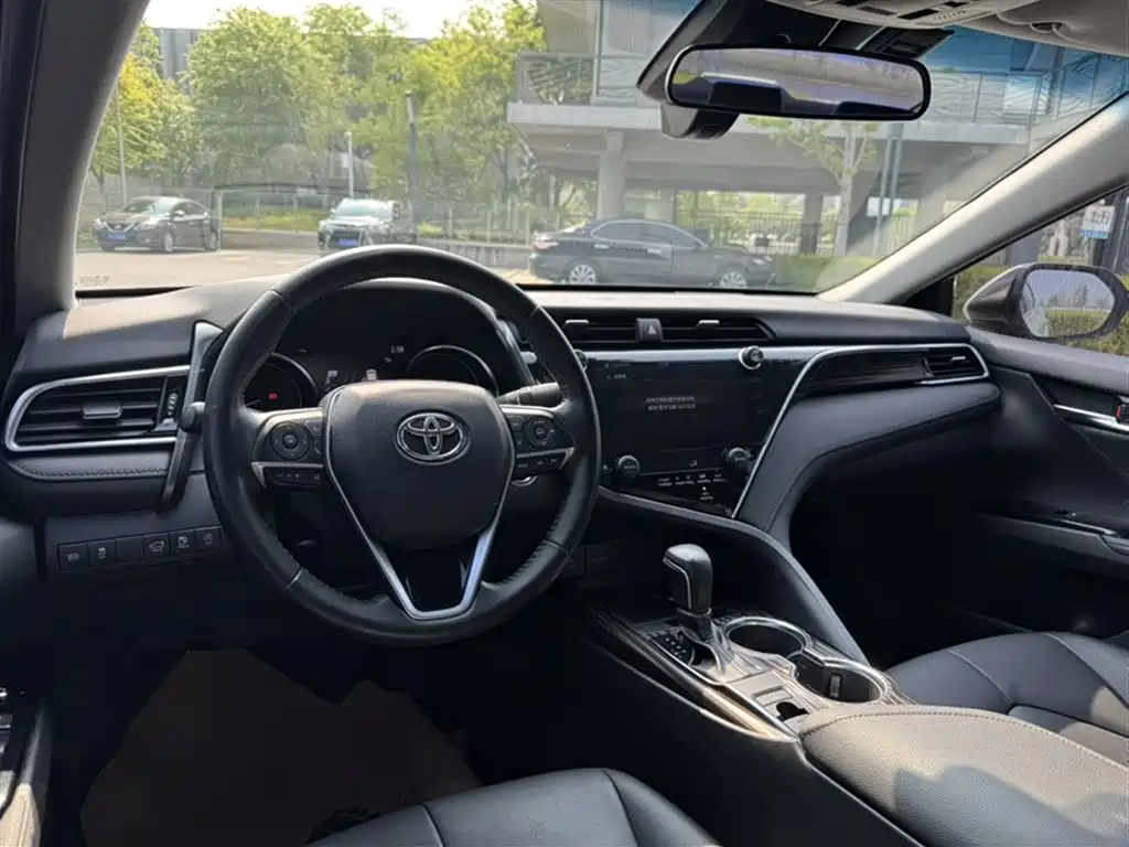 Toyota Camry 2019 — фото 10