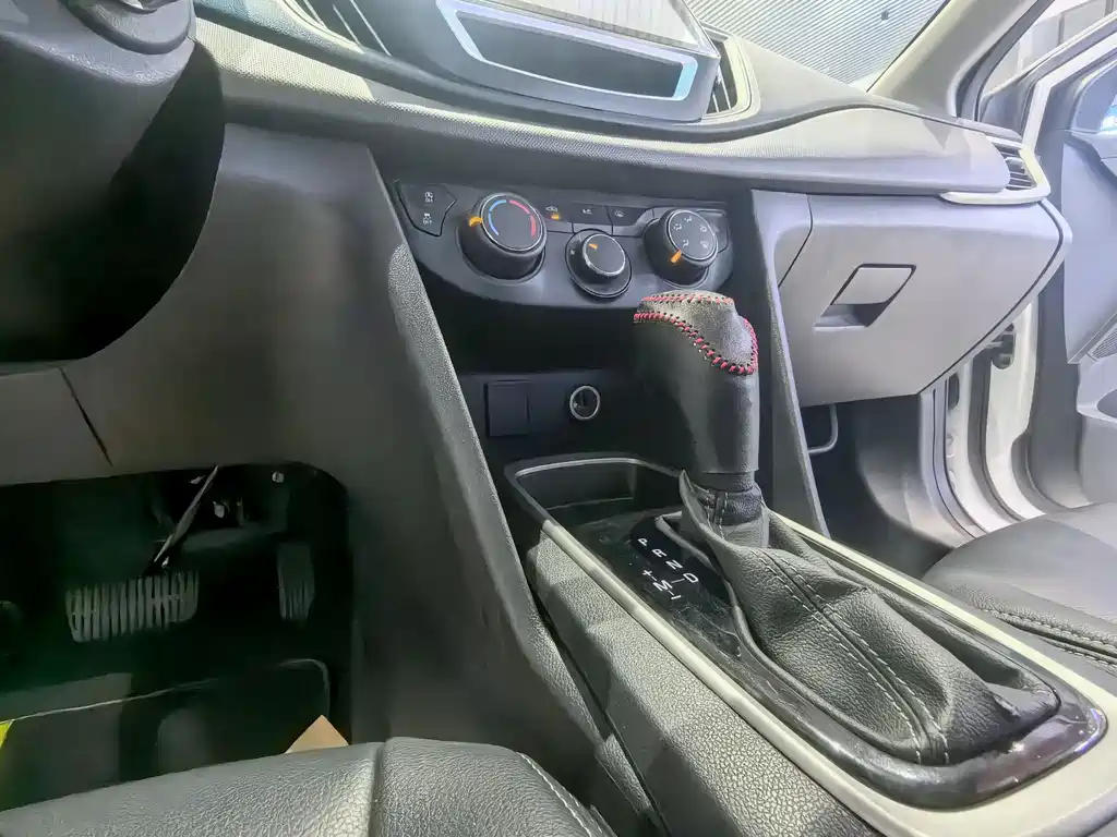 Chevrolet Cavalier 2019 — фото 15