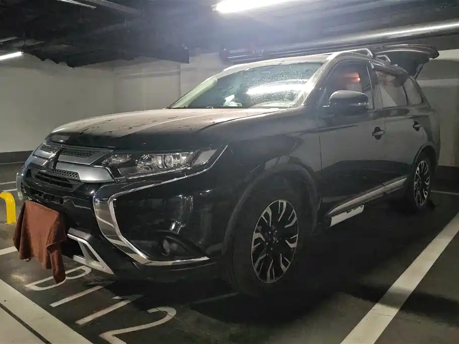 Mitsubishi Outlander 2019 — фото 1