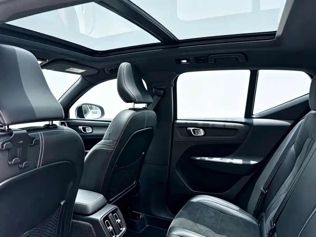 Volvo XC40 New Energy 2022 — фото 5