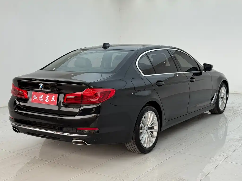 BMW 5 Series 2019 — фото 19