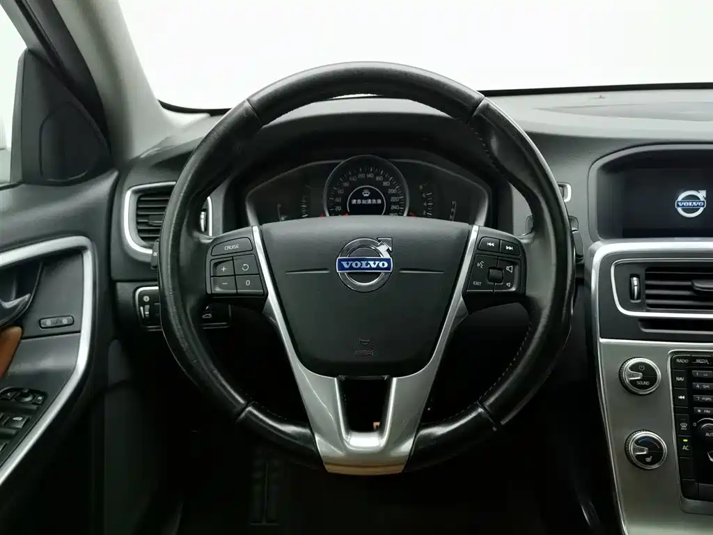 Volvo S60 2015 — фото 11