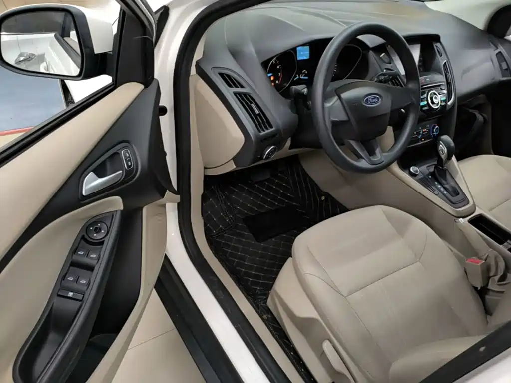 Ford Focus 2018 — фото 16