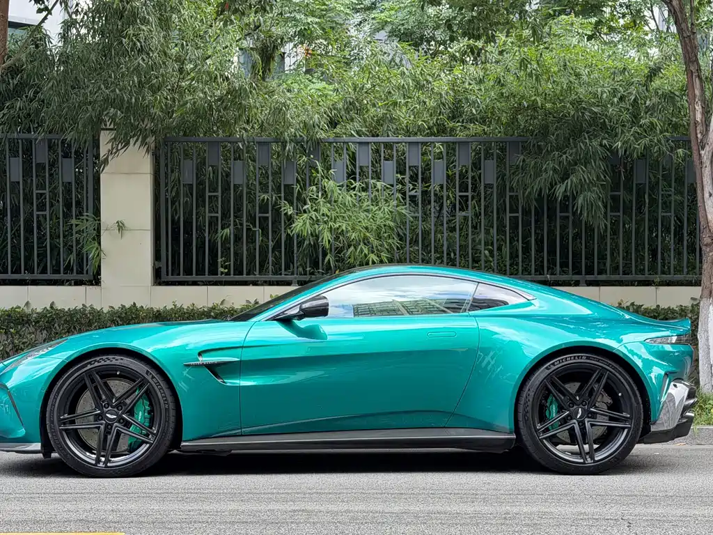Aston Martin V8 Vantage 2024 — фото 10