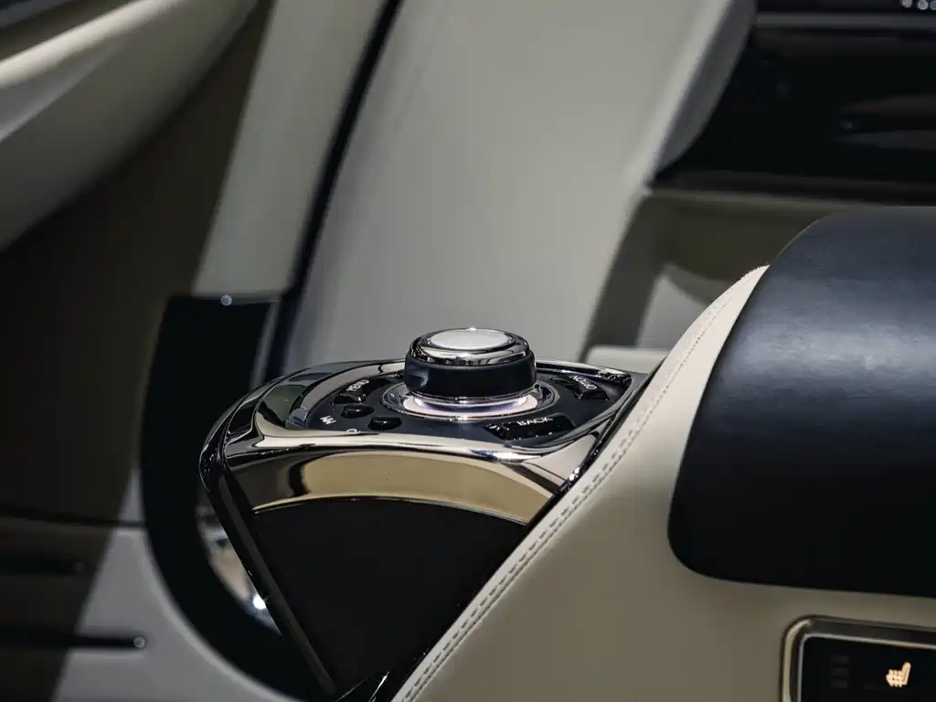 Rolls-Royce Phantom 2015 — фото 24
