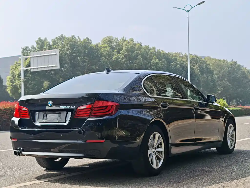 BMW 5 Series 2012 — фото 16