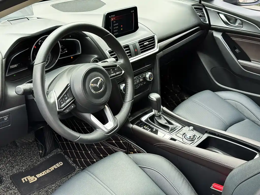 Mazda 3 Axela 2018 — фото 17