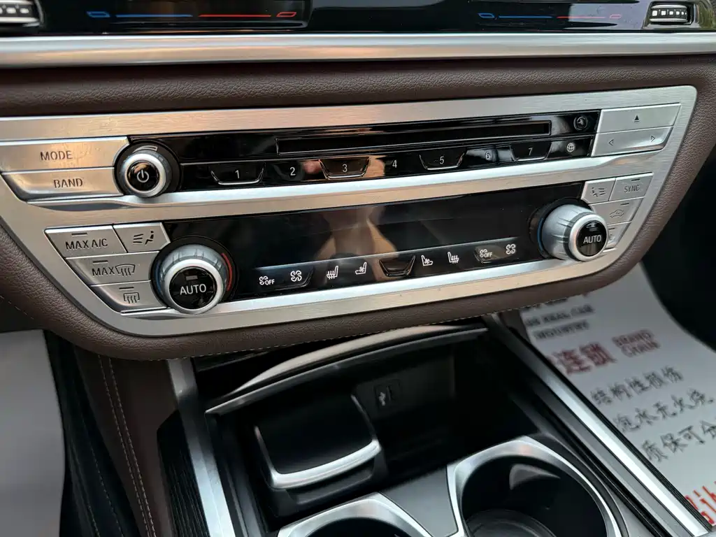 BMW 7 Series 2018 — фото 12