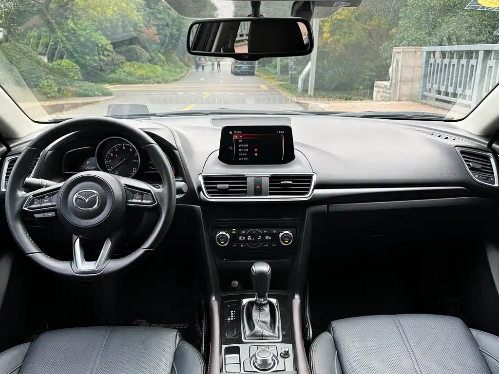 Mazda 3 Axela 2018 — фото 14