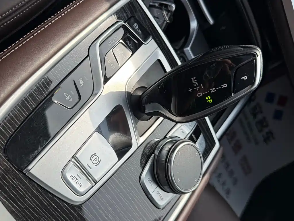 BMW 7 Series 2018 — фото 11