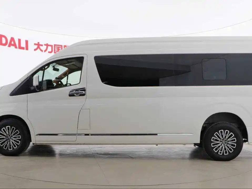 Toyota Hiace 2023 — фото 26