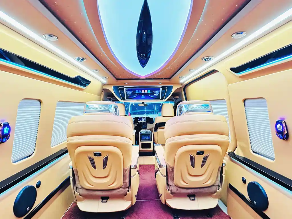 Toyota Hiace 2023 — фото 17
