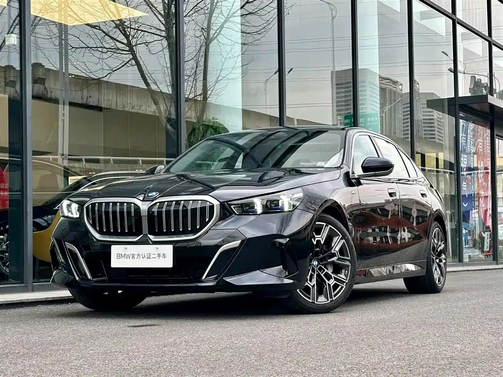 BMW 5 Series 2025 — фото 1