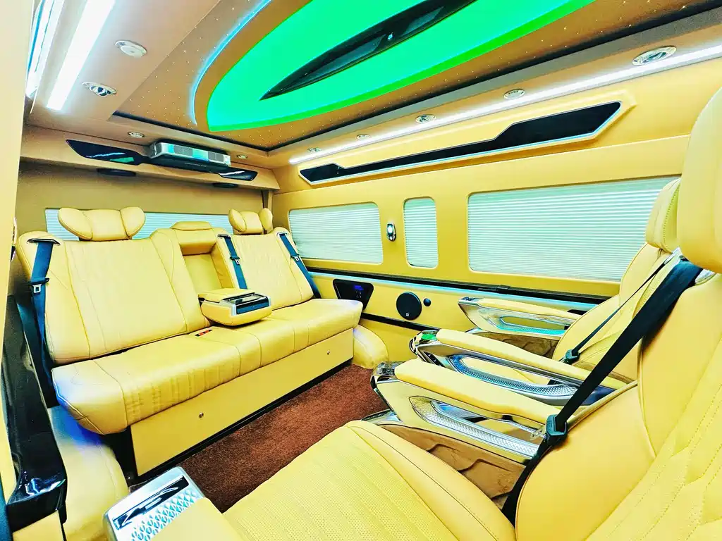 Toyota Hiace 2023 — фото 20