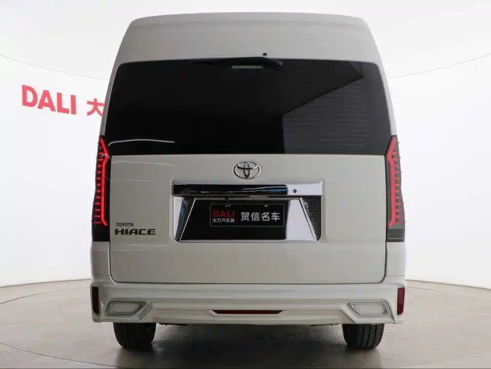 Toyota Hiace 2023 — фото 27