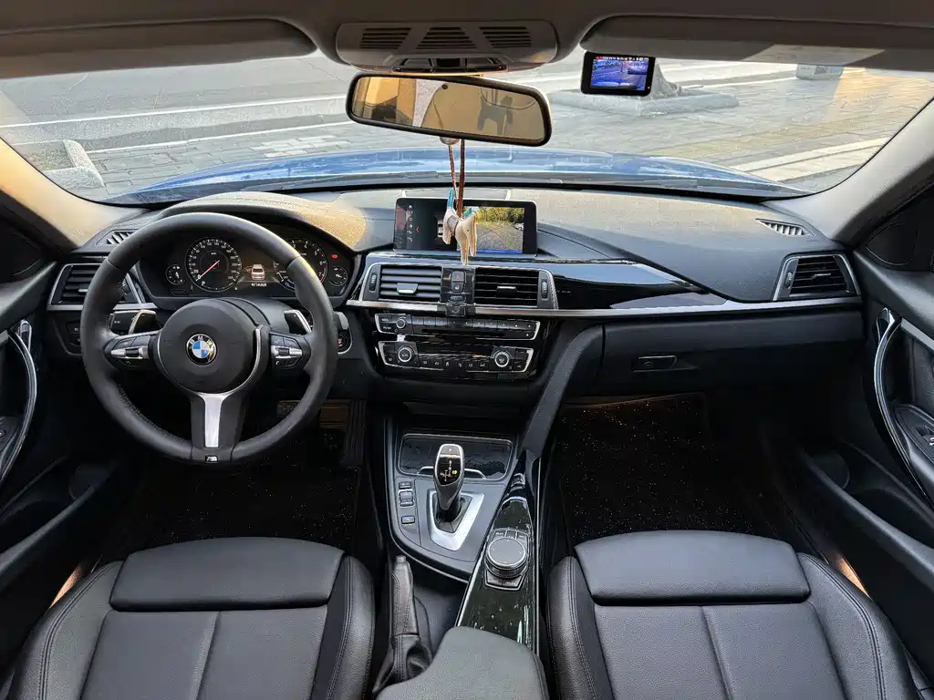 BMW 3 Series 2018 — фото 9