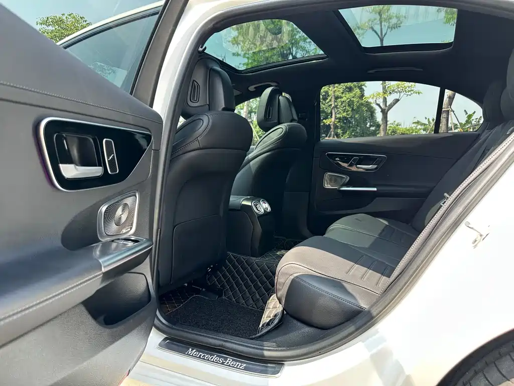 Mercedes-Benz C-Class 2025 — фото 9