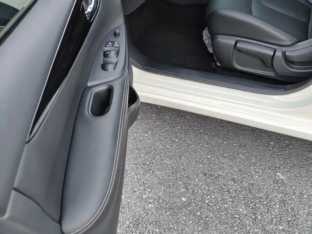 Nissan Tiida 2017 — фото 14