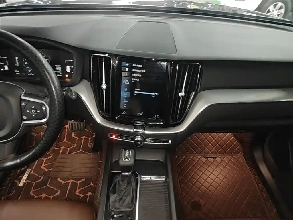 Volvo XC60 2021 — фото 13