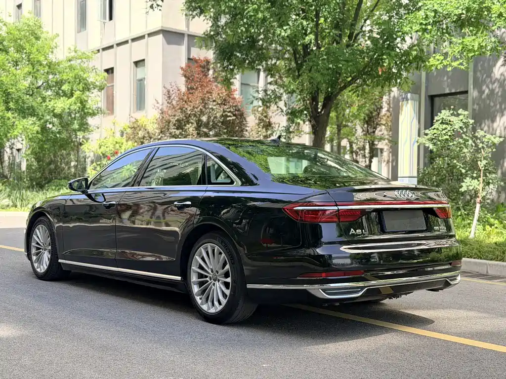 Audi A8 2018 — фото 9
