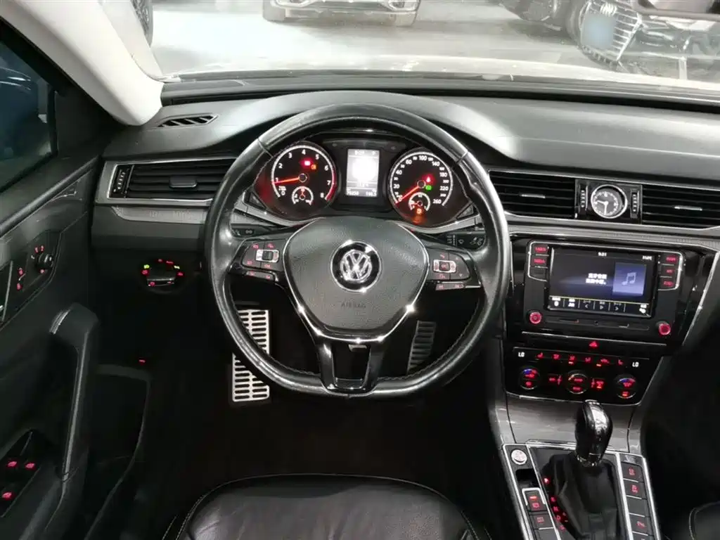 Volkswagen Passat 2018 — фото 11