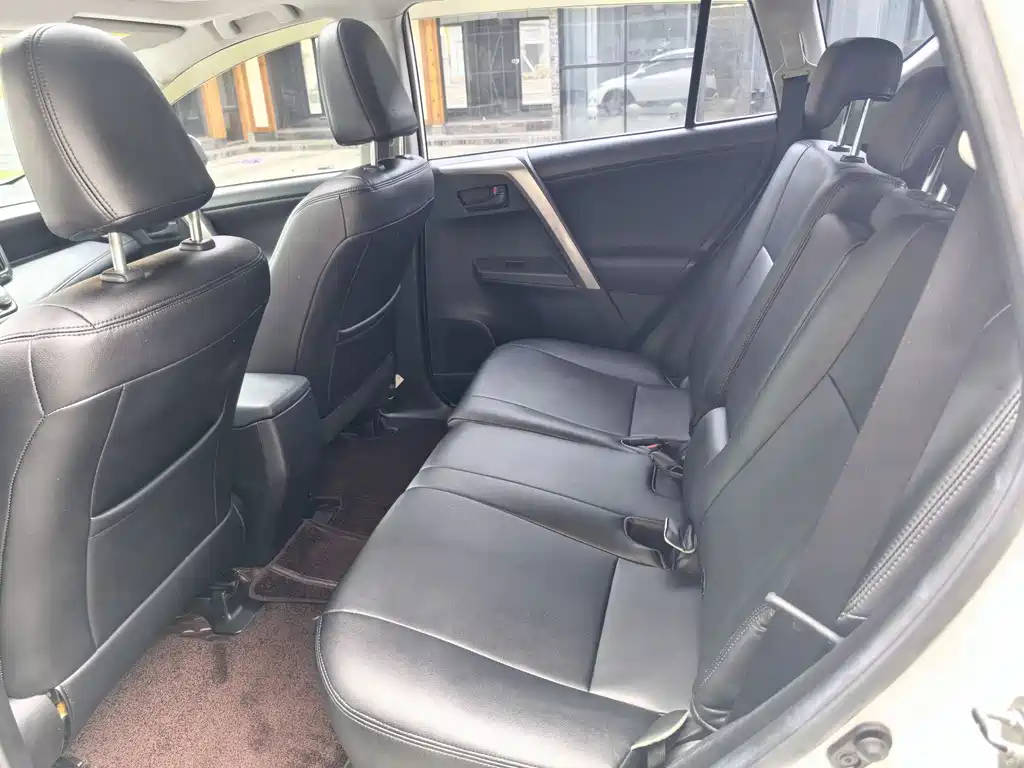 Toyota RAV4 2016 — фото 12