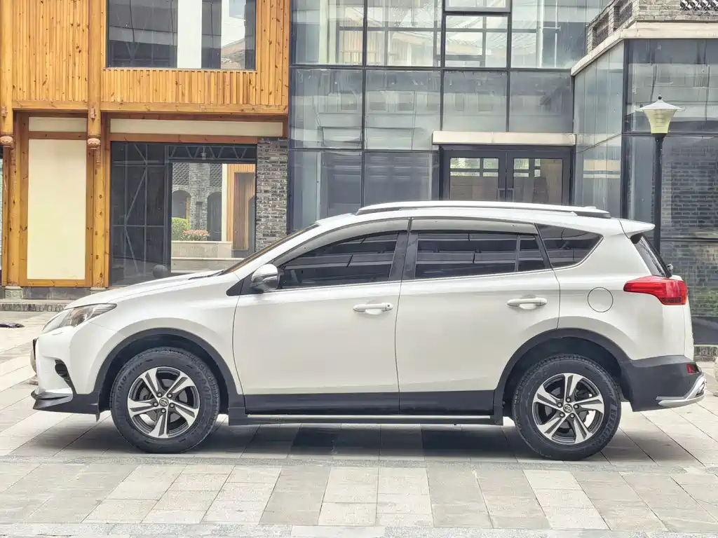 Toyota RAV4 2016 — фото 3