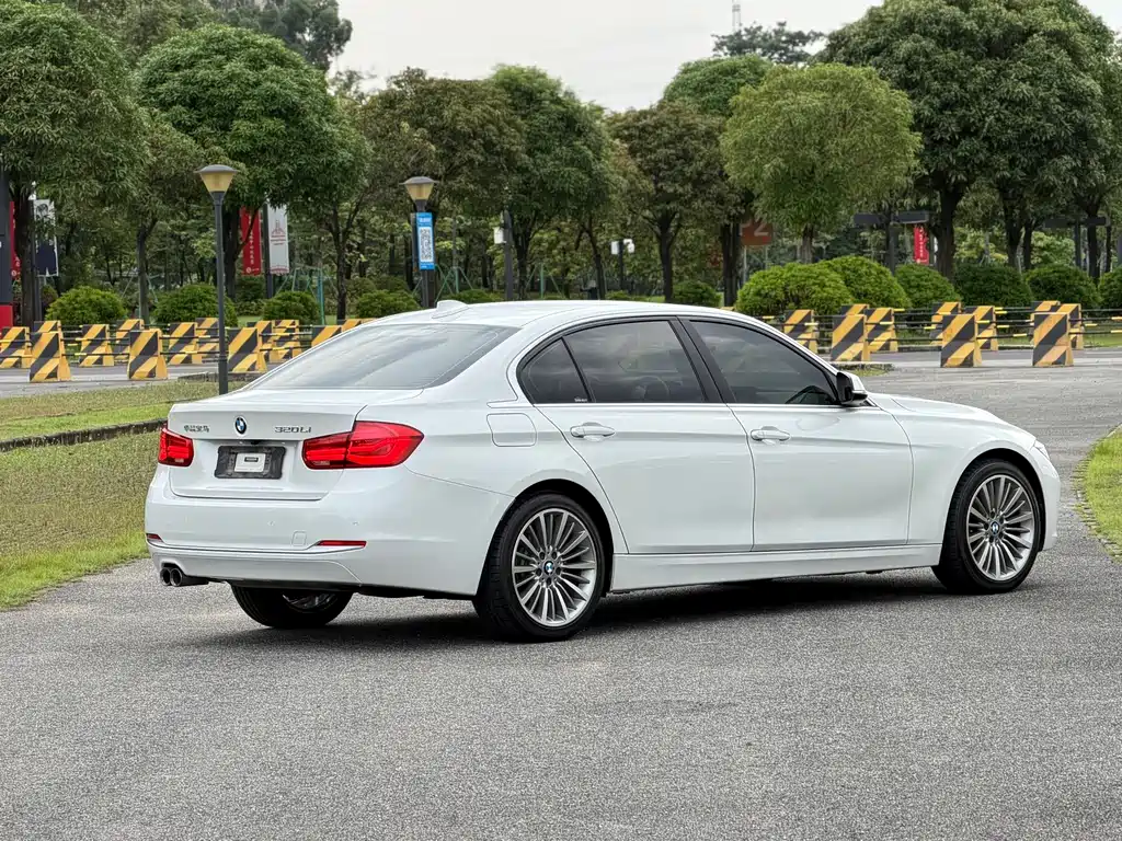 BMW 3 Series 2019 — фото 24