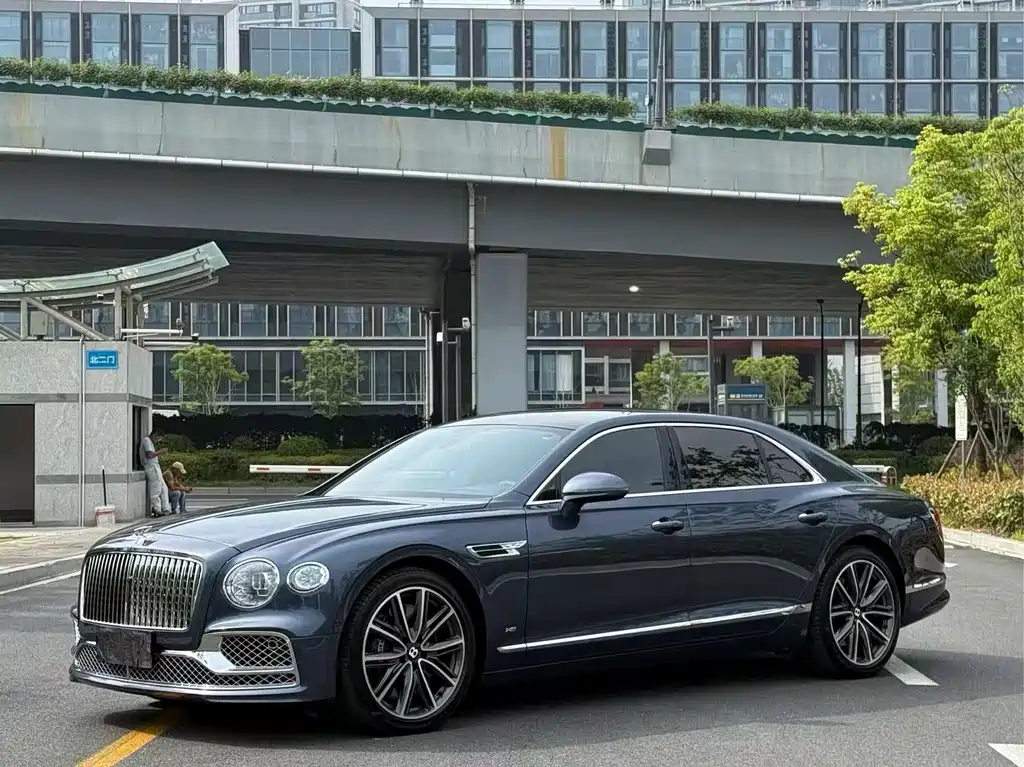 Bentley Flying Spur 2023 — фото 3